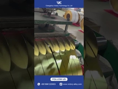 تخته ی برنجی که با دقت برش داده شده، نور طلایی را منتشر می کند.